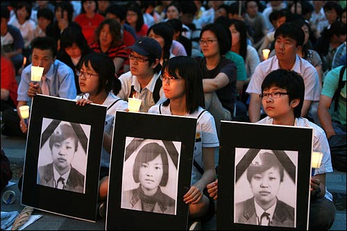 고 신효순, 심미선 5주기 추모 및 불평등한 한미관계 청산을 위한 범국민 촛불문화제가 13일 저녁 서울 청계광장에서 2002년 당시 투쟁에 참여했던 시민사회단체 회원과 중·고·대학생들이 참석한 가운데 열렸다. 